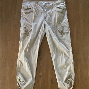 Cache Capri cropped pants color beige.